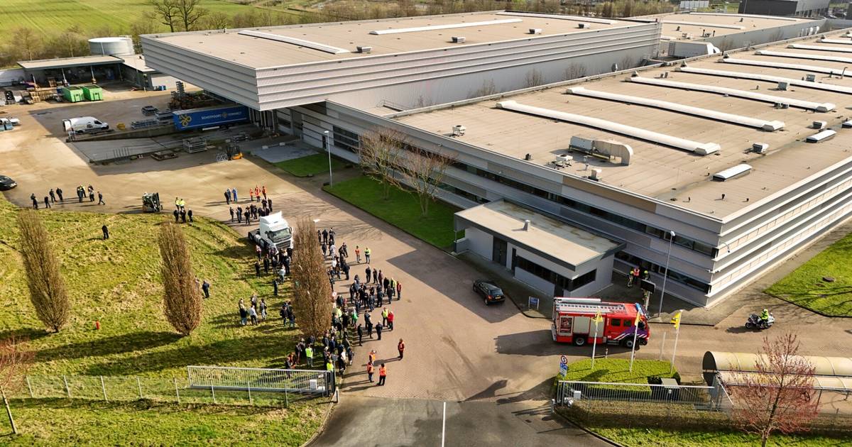 Bedrijfspand NS in Berkel-Enschot ontruimd vanwege brand | Tilburg