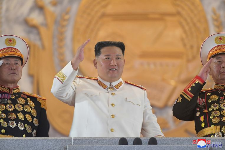 Kim Jong-un tijdens de militaire parade ter gelegenheid van de negentigste verjaardag van het Koreaanse Volksleger. Beeld via REUTERS