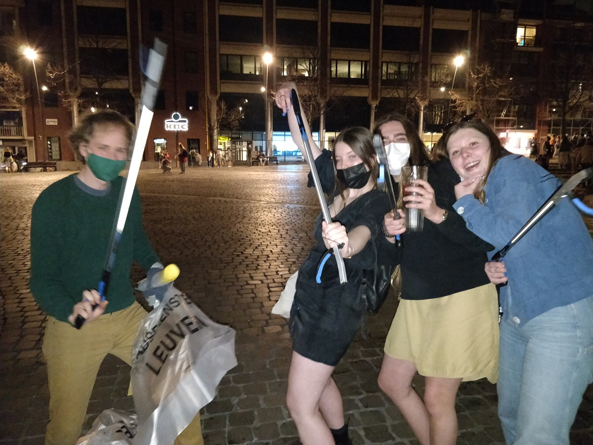 Leuvense Studenten Helpen Mee Ladeuzeplein Proper Maken Overgrote