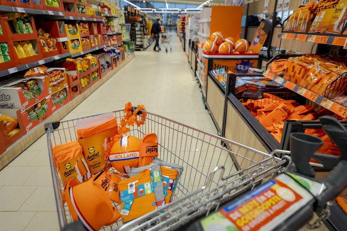 Oranjemerchandise in een Lidl-filiaal in aanloop naar het EK voetbal vorig jaar.