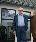 Jan Ekkel alias Jan van Luuks voor het opgeknapte dorpshuis ‘t Haarschut in Kloosterhaar, toen hij in 2014 afscheid nam van het bestuur.