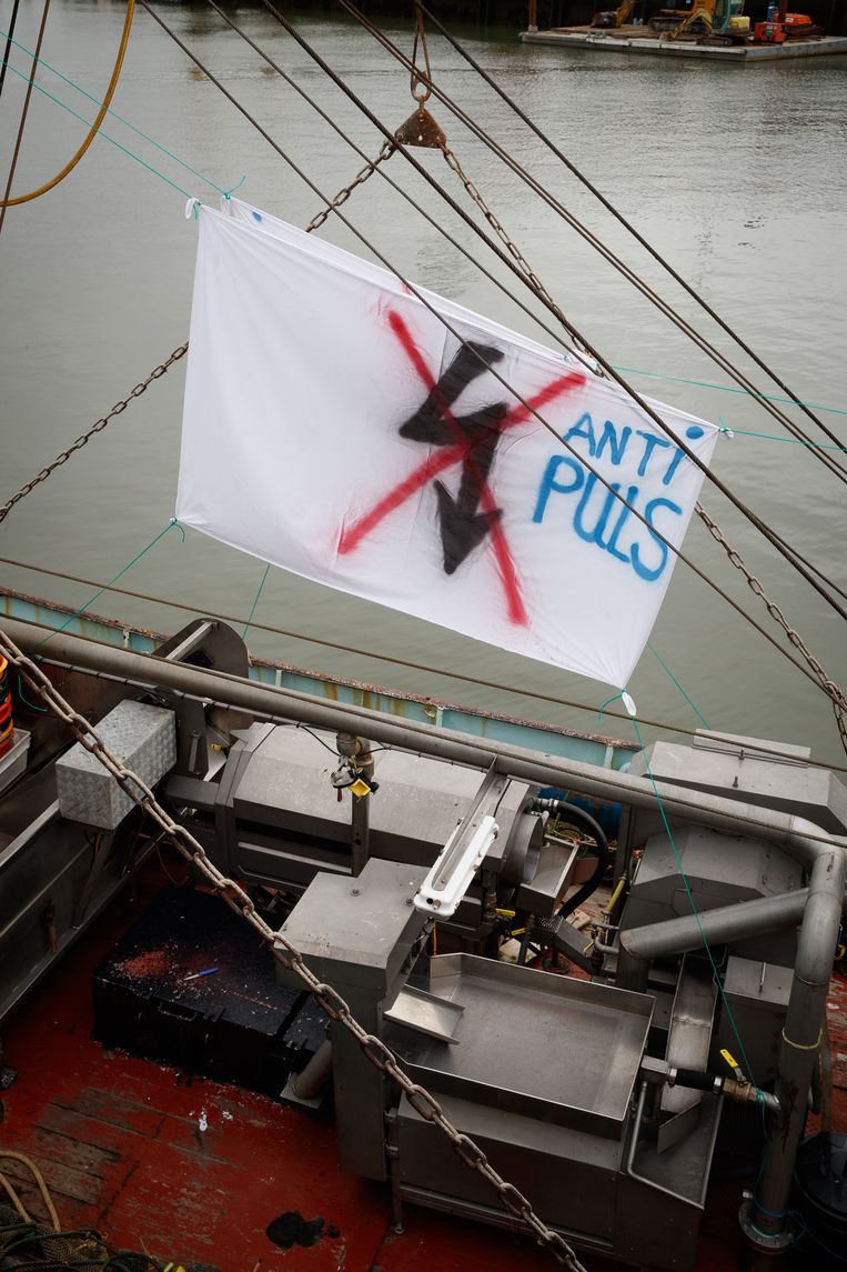 Franse vissers demonstreerden in de haven van het Vlaamse Nieuwpoort tegen de Nederlandse pulsvisserij. Beeld BELGA