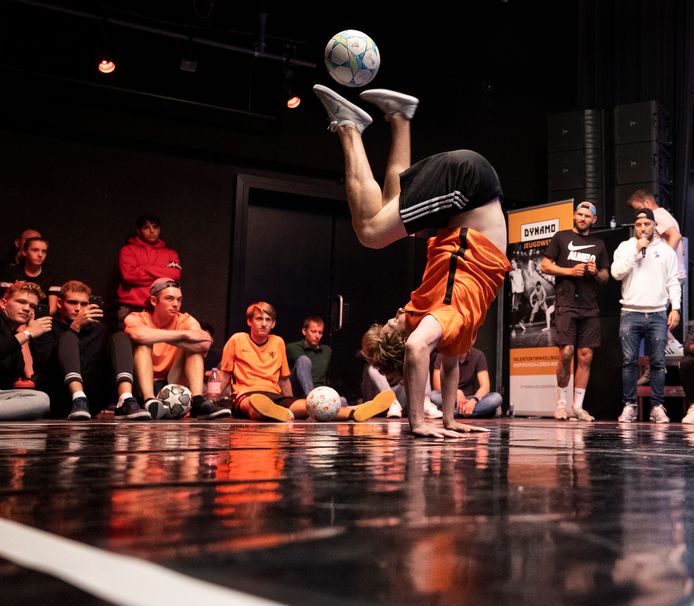 Jesse Marlet in de halve finale NK freestyle voetbal om Eindhoven; hij is de latere kampioen.