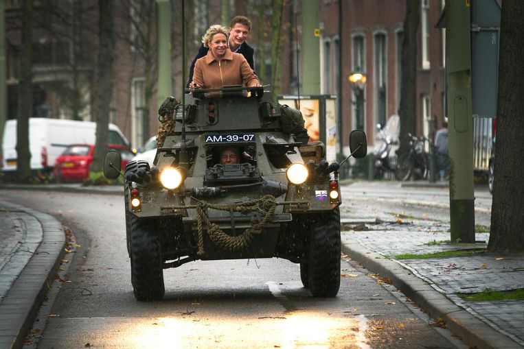 Jeanine Hennis en Matthijs van de Burgwal arriveren in een pantservoertuig bij de Hofvijver, tijdens de overhandiging van een pamflet met daarop een oproep voor meer investeringen in de Nederlandse krijgsmacht, 2015. Beeld ANP