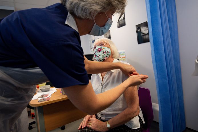 Een Britse vrouw wordt gevaccineerd met het Pfizer/BioNtech-vaccin, ter illustratie.