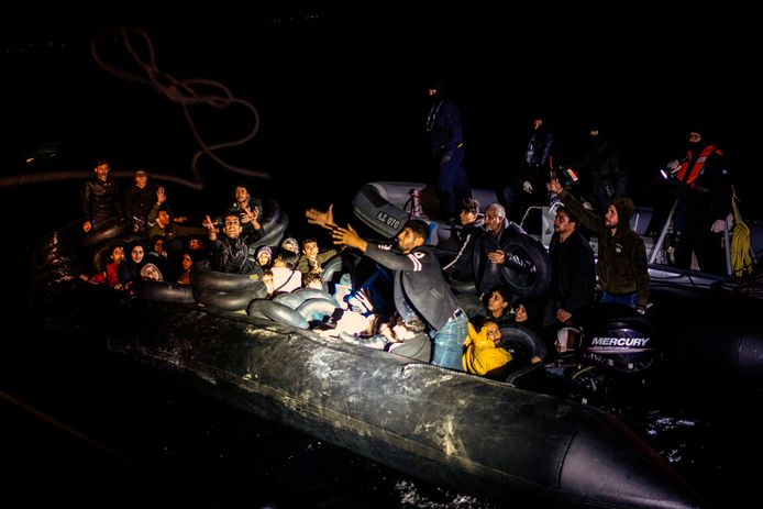 Tientallen migranten worden opgepikt door de Griekse kustwacht.