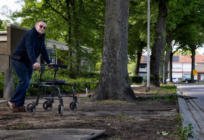 Harrie Brok uit de Eindhovense wijk Woensel. Hij wandelt op de plek die nu open ligt en waar straks een grindpad komt.