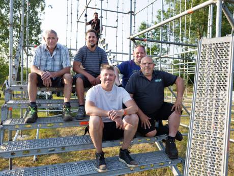 Honderd teams van jong en oud binden met elkaar de strijd aan op Zeskamp Bakel
