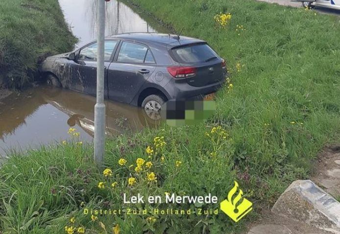 Een beschonken automobilist is maandagmiddag met zijn auto de sloot langs de Heideweg in Oud-Alblas ingereden.