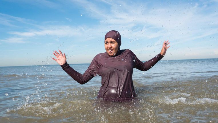 Een vrouw in boerkini zwemt in de zee. Beeld anp