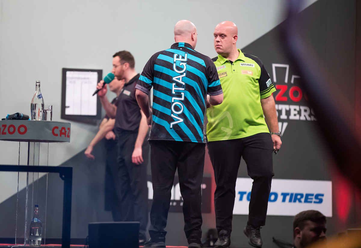 Michael van Gerwen (r) en Rob Cross.