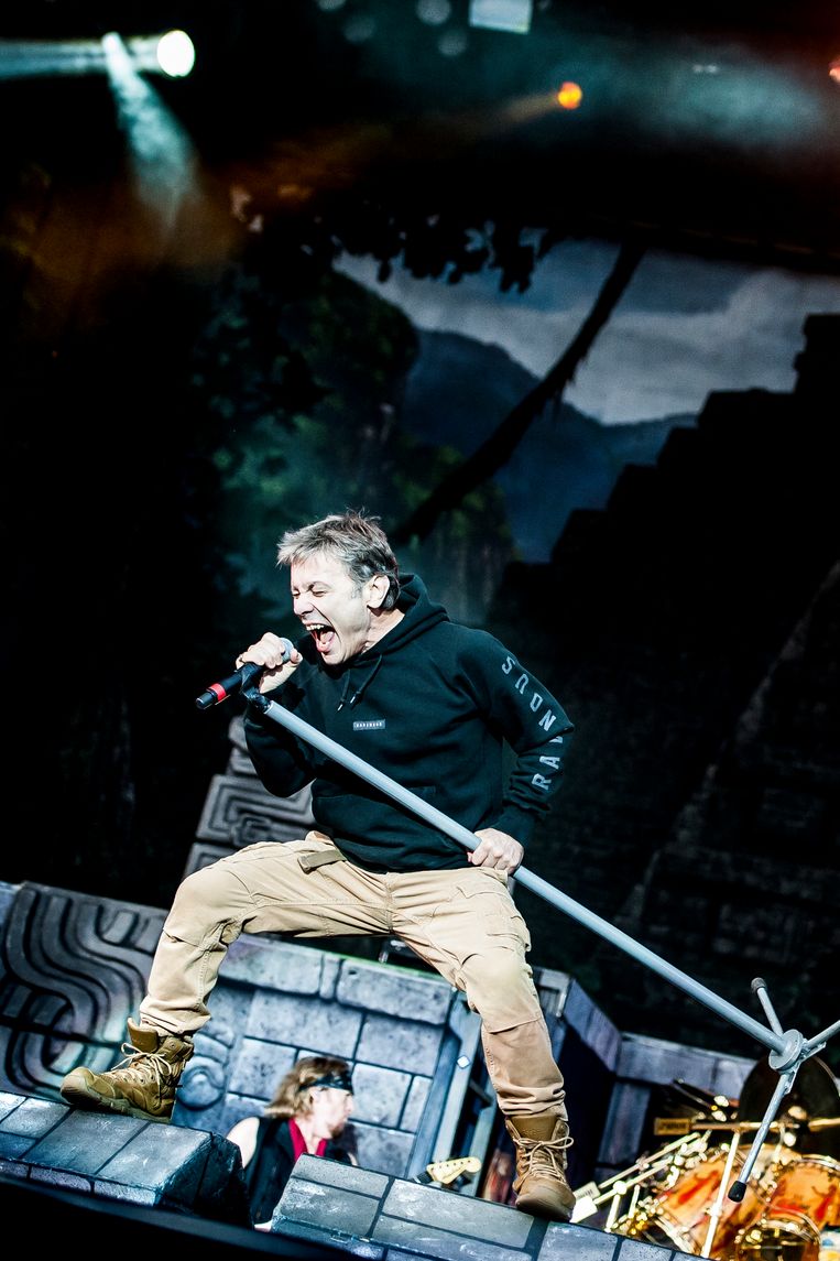 Zanger Bruce Dickinson met zijn band Iron Maiden op Graspop 2016.  Beeld Stefaan Temmerman
