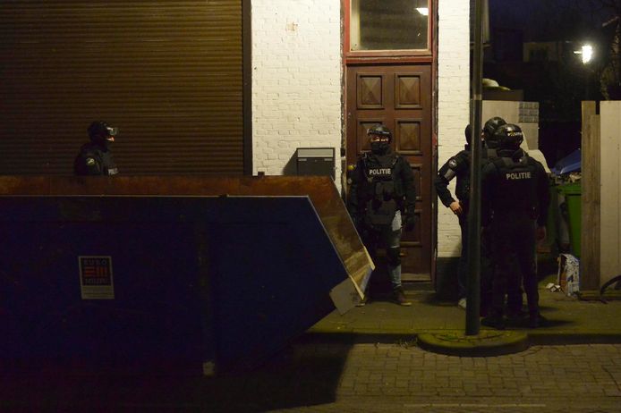 De politie trof bij een inval in een shishalounge aan de Dijklaan in Breda negentien handvuurwapens aan.