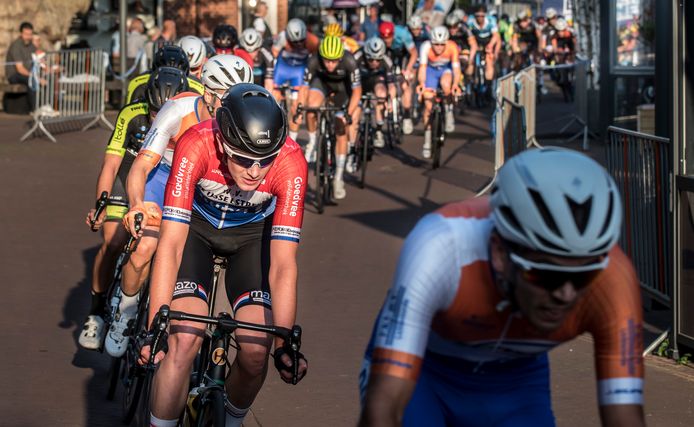 Robin Löwik Rood snelt in zijn rood-wit-blauwe kampioenstrui door de straten van Borne.