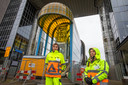 De brug is dicht, verkeersregelaars verwijzen reizigers. Er rijdt deze week een pendelbus via station Zoetermeer-Oost.