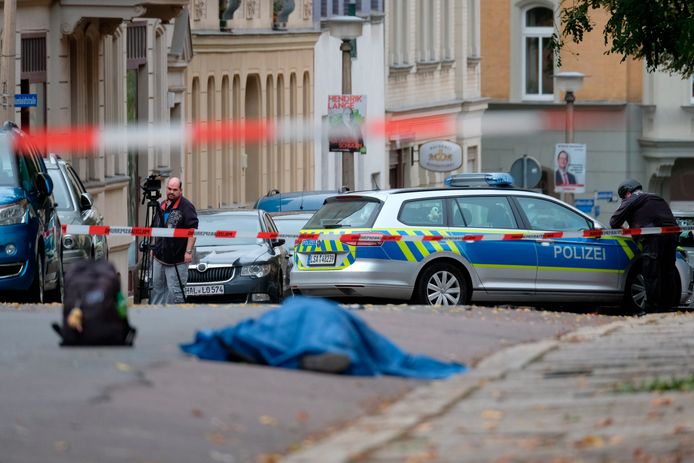 Een van de dodelijke slachtoffers ligt op straat in Halle.