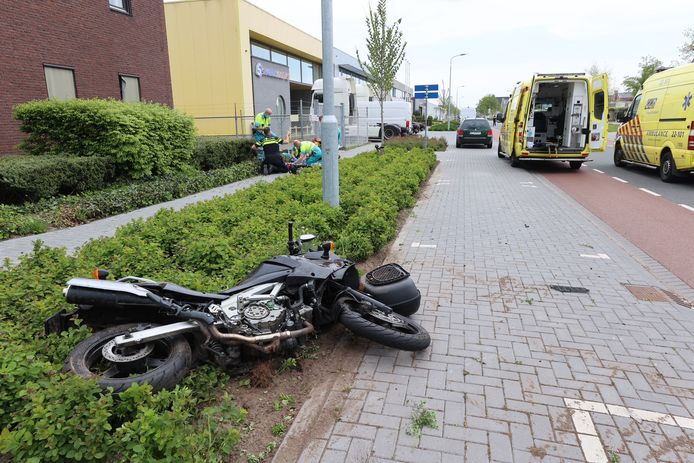 Een motorrijder (op de achtergrond) raakte mei 2021 zwaargewond bij een ongeluk op de Eindhovense Lucas Gasselstraat waar hij geschept werd door een Limburgse automobilist (76)