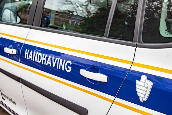 Een voertuig van de Handhaving van de Gemeente Leeuwarden