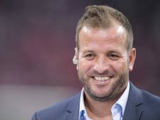 ‘Straalbezopen’ Van der Vaart geniet in Amsterdam samen met Polman van darts