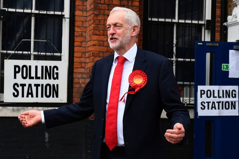 Corbyn stemde vandaag op de Pakeman Primary School in noord-Londen. Beeld afp