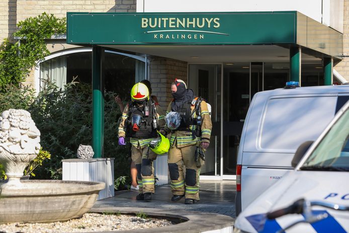 Bij het onderzoek in het wooncomplex Buitenhuys Kralingen werden de brandweer en de milieudienst ingezet.