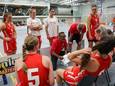 Chris Stomp instrueert de speelsters van Jolly Jumpers tijdens een time-out.