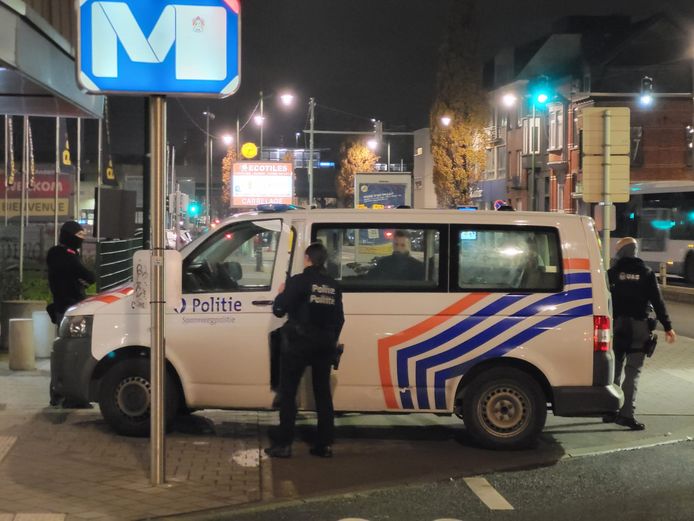 Ook in het metrostation CERIA werd zonder resultaat gezocht naar de dader van de steekpartij in Anderlecht