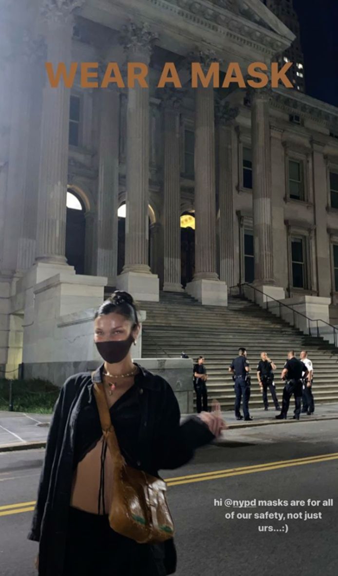 Bella Hadid vindt het niet kunnen dat agenten in New York geen mondmasker dragen.