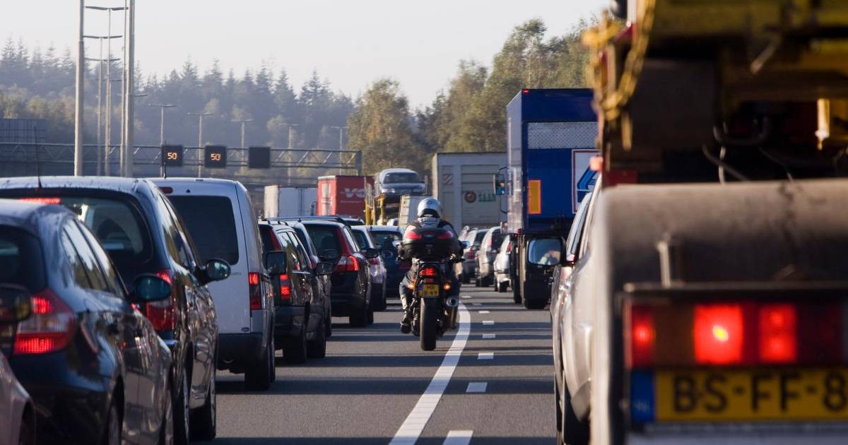 Ongelukken op A28: 12 kilometer file en rijstroken dicht, waaronder één in Zwolle.