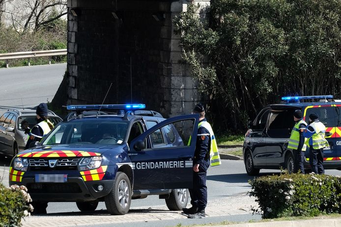 De gendarmerie heeft de toegangswegen naar Trèbes afgegrendeld.