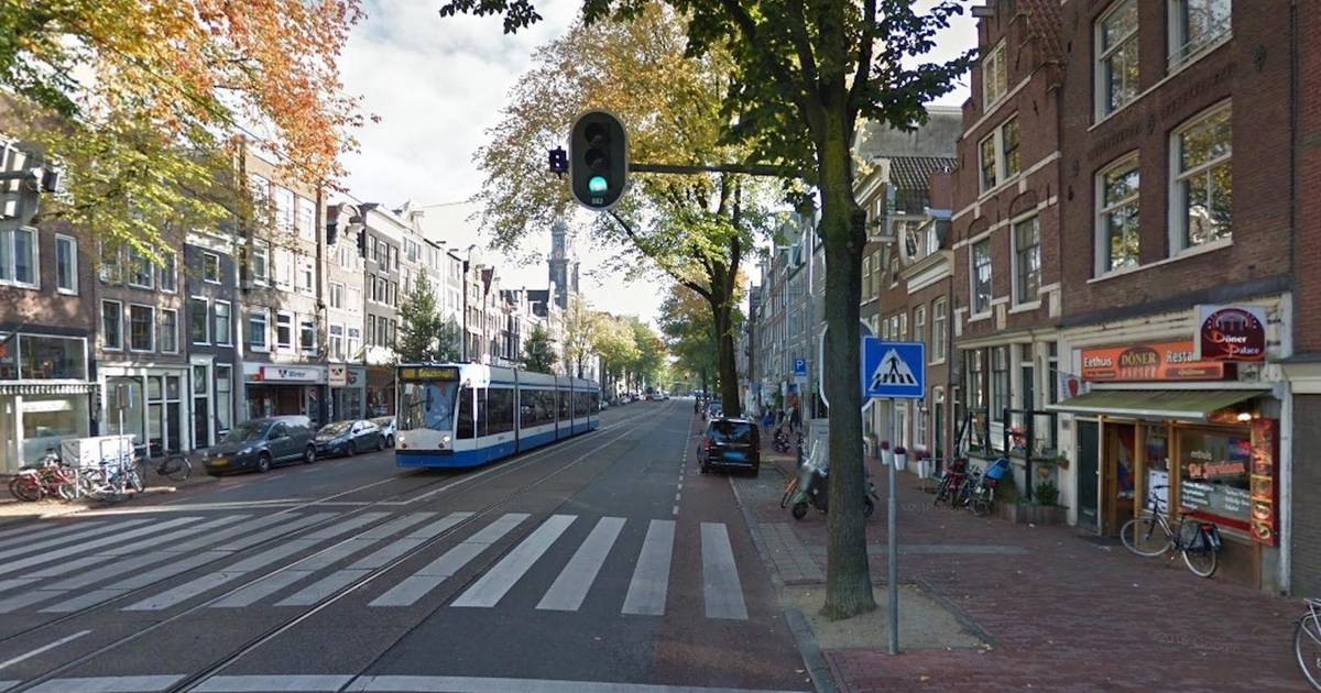 Voetganger overleden na aanrijding taxi Amsterdam.