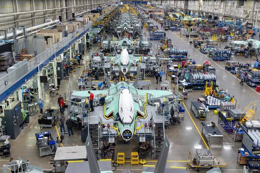In de Lockheed fabriek in Texas maken ze van 33.000 afzonderlijke onderdelen één JSF.