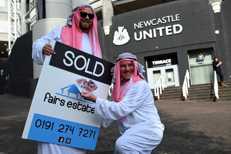 Veel supporters zijn blij met de overname, en hopen dat Newcastle nu betere tijden tegemoet gaat.  Beeld AFP