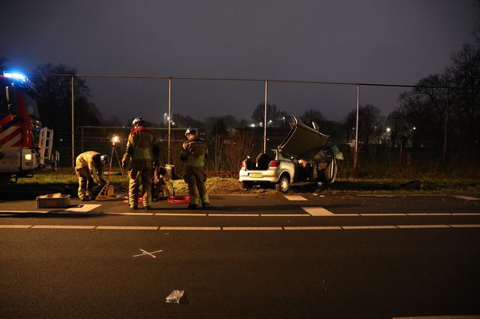 Het dak van de personenauto werd losgeknipt om beknelde slachtoffers te bevrijden.