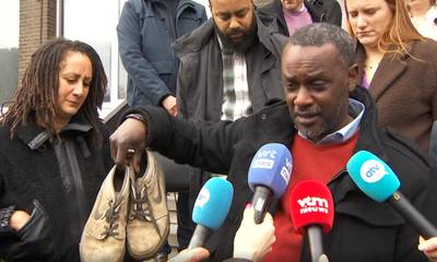 Papa van Sanda Dia toont de schoenen van zijn zoon: “Dit is het enige wat me nog rest van hem”