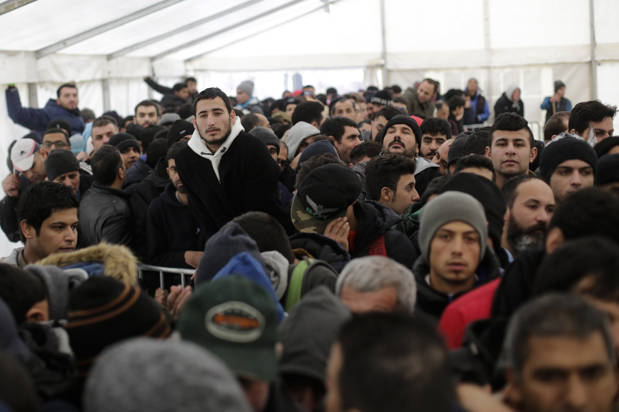Migranten wachten in Berlijn op registratie in 2015, het hoogtepunt van de migratiecrisis.  Beeld ap