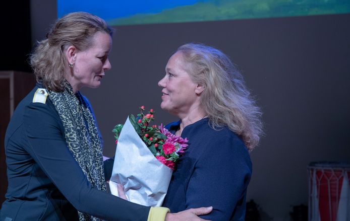 Stadsdichter Larissa Verhoeff (rechts)