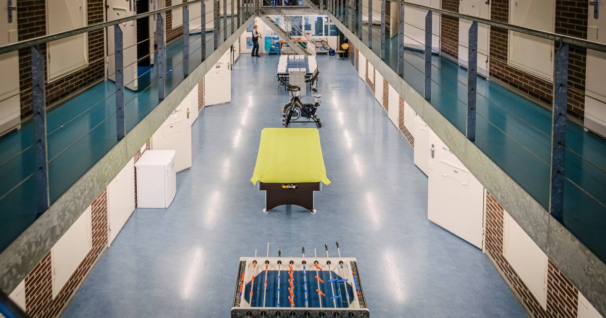 ‘Laat je tieten zien’, kreeg een gevangene te horen: anders mocht ze niet bellen