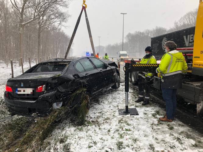 Sneeuw maakt wegen verraderlijk: automobilist verliest controle op E40 en botst tegen vangrail