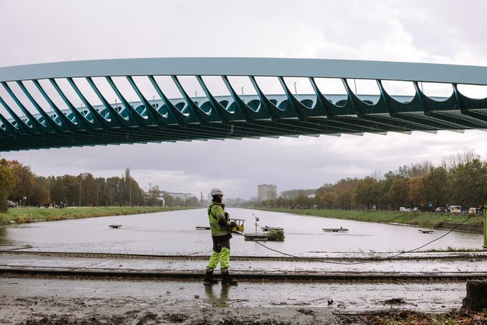 De brug is klaar om getransporteerd te worden naar de definitieve locatie, halfweg de Watersportbaan
