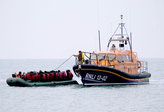 Un bateau de migrants escorté vers les côtes anglaises (Dungeness, 24 novembre 2021)