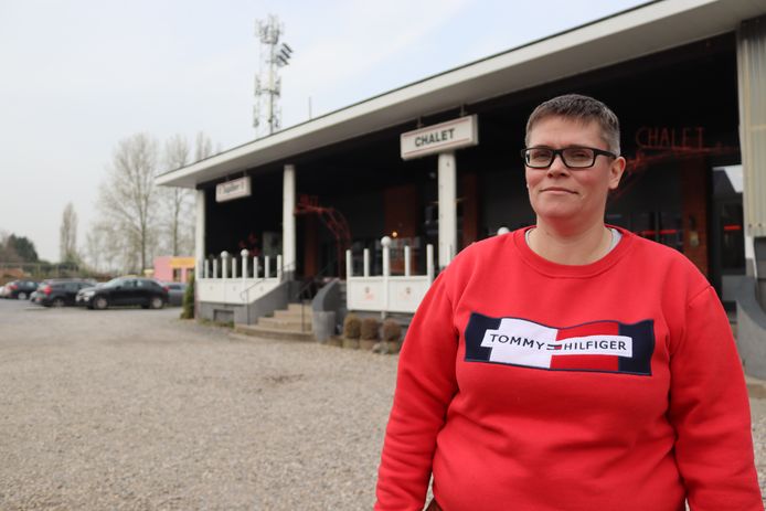 Uitbaatster Rebecca Lyssens houdt zolang ze nog kan haar café 't Chalet open