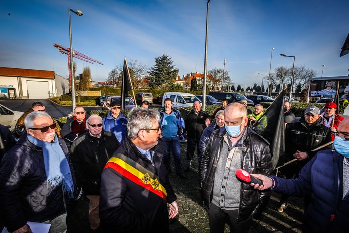 Protestactie in Nieuwpoort aan Colruyt tegen de zeeboerderij die Colruyt plant voor de kust. Burgemeester Geert Vanden Broucke trok hard van leer