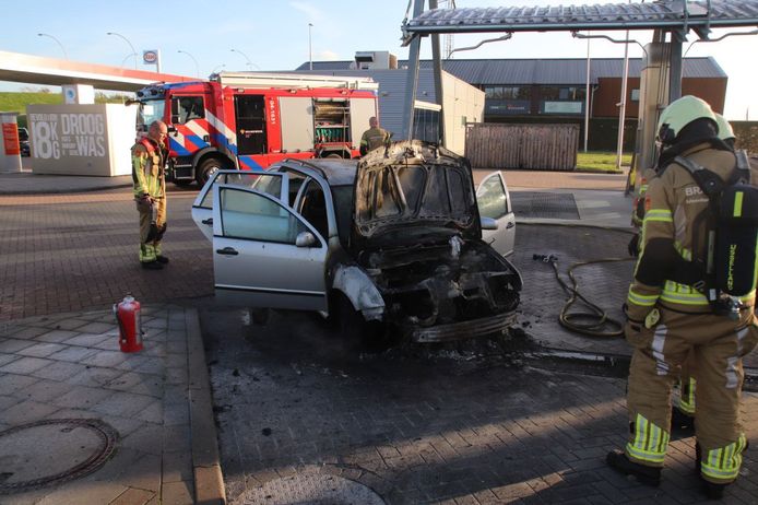 De volledig uitgebrande auto aan de Stadshagenallee in Zwolle.