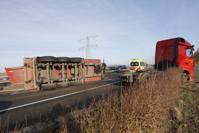 A17 dicht na gekantelde vrachtwagen, verkeer wordt omgeleid