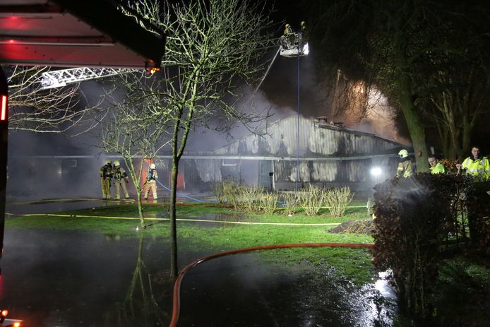 De brandweer wist overslag naar andere schuren te voorkomen.