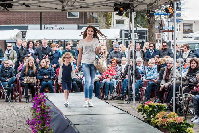 Evenementen op het opgeknapte Dorpsplein in Enter moeten mogelijk worden in een flexibele feesttent, die
vast te gebruiken valt.