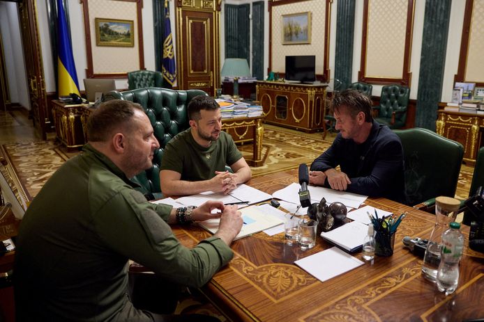 Acteur en regisseur Sean Penn tijdens een ontmoeting met de Oekraïense president in Kiev eind juni.