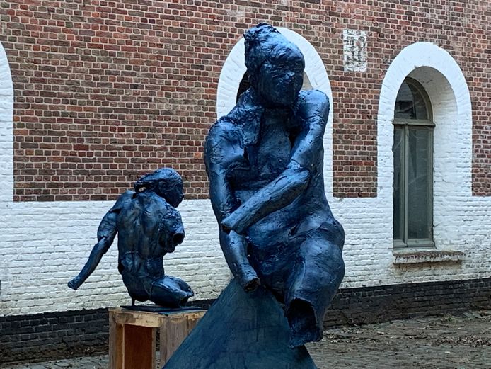 Sculpturen van Peter Rogiers in Fort 5 in Edegem.