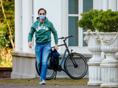 Kabinet verlengt avondklok, maar scholen weer open